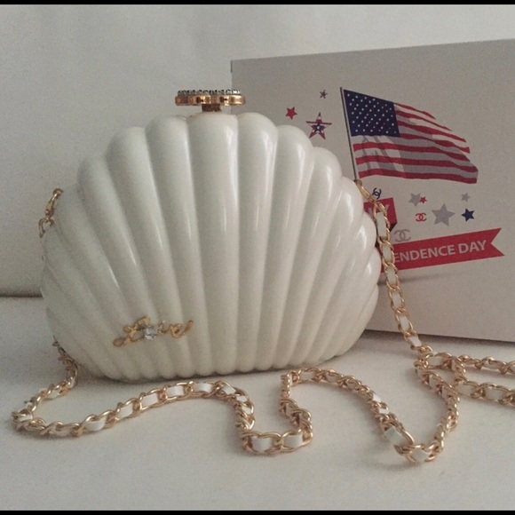 chanel seashell bag